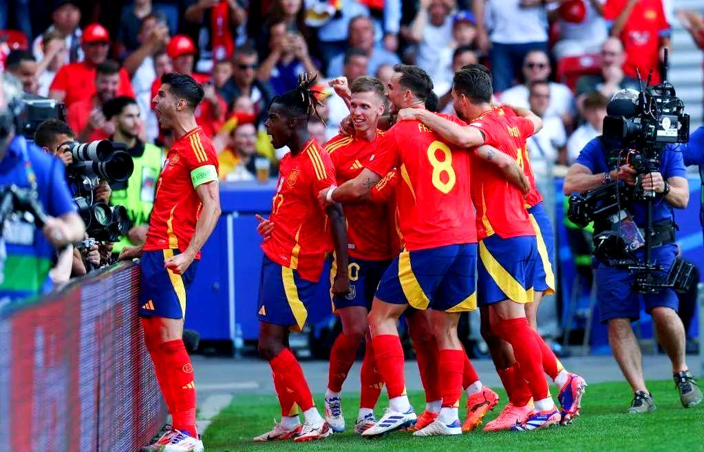 AG-法国横扫捷克，轻松晋级欧洲杯半决赛(法国欧洲杯决赛葡萄牙加时10击败东道主法国)